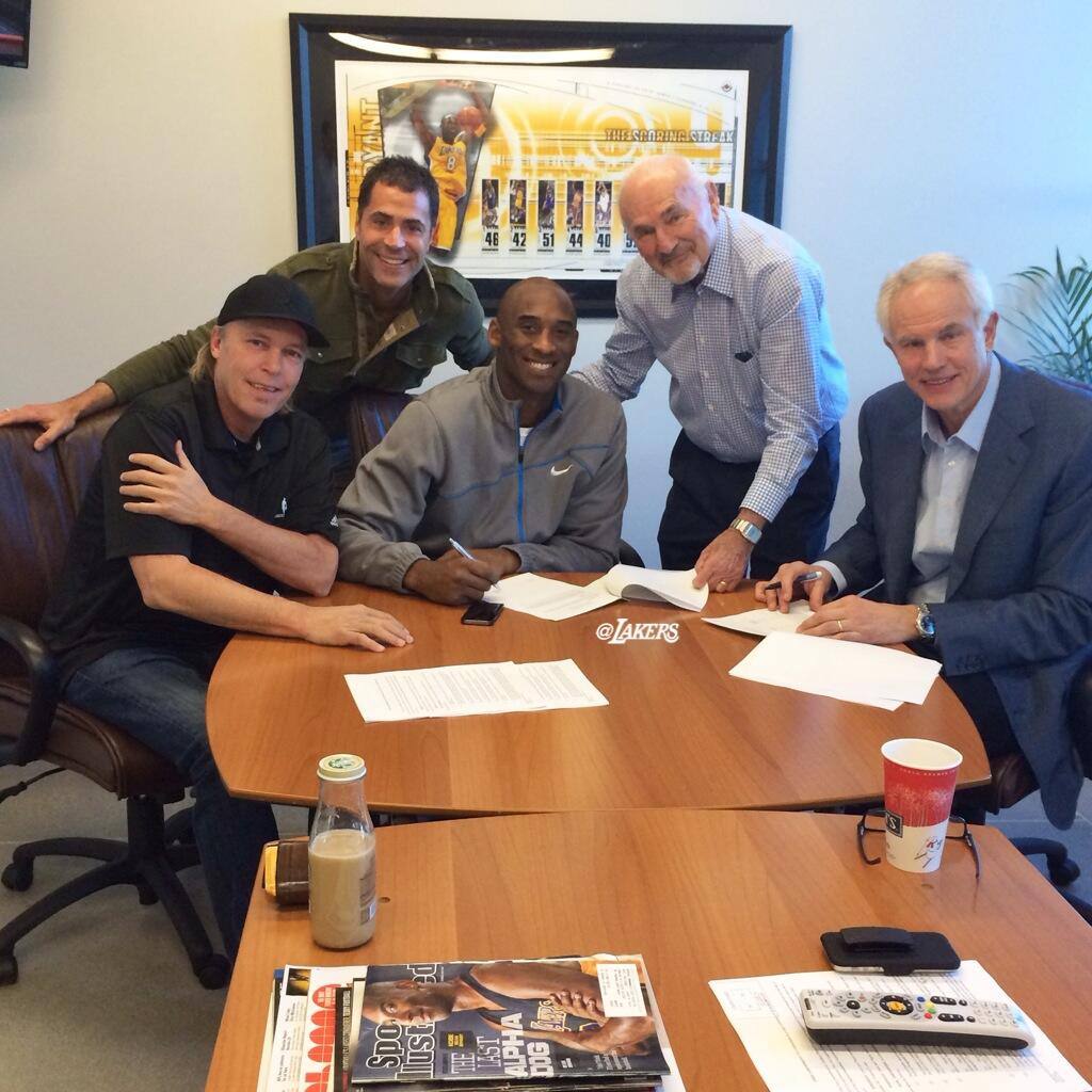 Kobe Bryant firma il rinnovo biennale da 48,5 milioni di dollari. A sinsitra Jim Buss, proprietario dei Lakers, a destra  Mich kupchak. Foto tratta dal profilo Twitter del giocatore